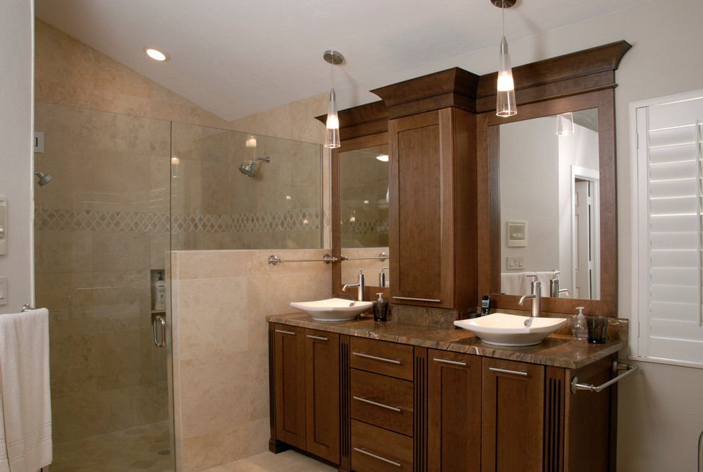 Modernes Badezimmer mit Aufsatzwaschbecken, Schrankfronten im Shaker-Stil, hellbraunen Holzschränken, Granit-Waschbecken/Waschtisch, beigen Fliesen und Porzellanfliesen in Miami
