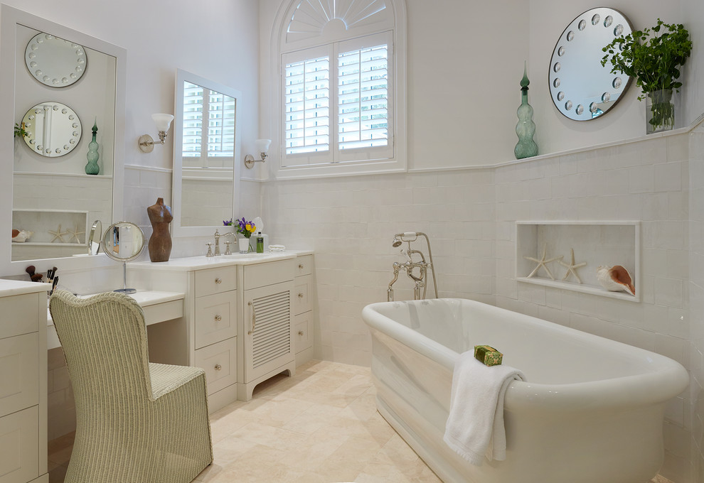Diseño de cuarto de baño rectangular tradicional con lavabo bajoencimera, armarios estilo shaker, puertas de armario blancas, bañera exenta, baldosas y/o azulejos blancos y paredes blancas