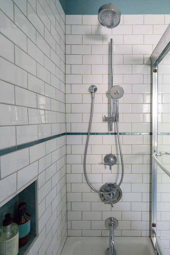 Пример оригинального дизайна: детская ванная комната среднего размера в стиле модернизм с плоскими фасадами, темными деревянными фасадами, ванной в нише, душем над ванной, раздельным унитазом, белой плиткой, плиткой кабанчик, синими стенами, полом из керамогранита, врезной раковиной, столешницей из искусственного кварца, синим полом, душем с раздвижными дверями и желтой столешницей
