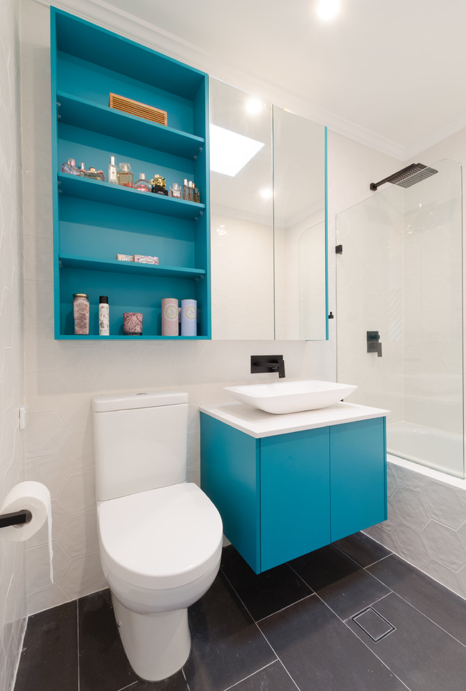 Inspiration för små moderna en-suite badrum, med släta luckor, gröna skåp, ett platsbyggt badkar, en dusch/badkar-kombination, en toalettstol med hel cisternkåpa, grå kakel, keramikplattor, vita väggar, klinkergolv i keramik, ett avlångt handfat och bänkskiva i kvarts