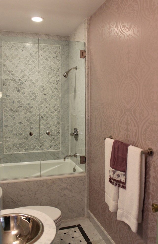 Inspiration för mellanstora klassiska badrum, med ett väggmonterat handfat, marmorbänkskiva, ett badkar i en alkov, en dusch/badkar-kombination, en toalettstol med separat cisternkåpa, grå kakel, mosaik, lila väggar och marmorgolv