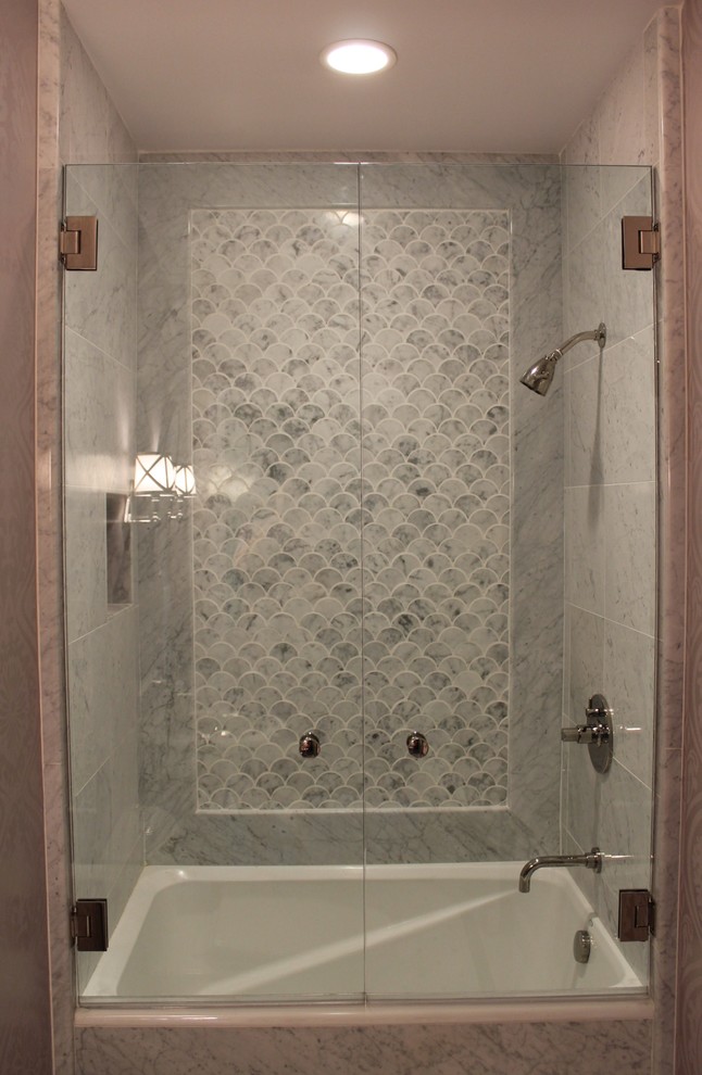 Immagine di una stanza da bagno chic di medie dimensioni con lavabo sospeso, top in marmo, vasca ad alcova, vasca/doccia, WC a due pezzi, piastrelle grigie, piastrelle a mosaico, pareti viola e pavimento in marmo