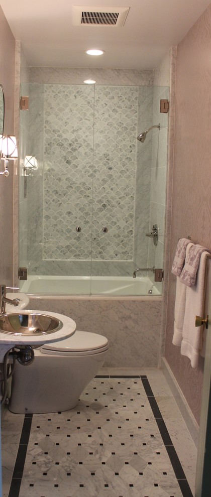 На фото: ванная комната среднего размера в стиле неоклассика (современная классика) с подвесной раковиной, мраморной столешницей, ванной в нише, душем над ванной, раздельным унитазом, серой плиткой, плиткой мозаикой, мраморным полом и бежевыми стенами