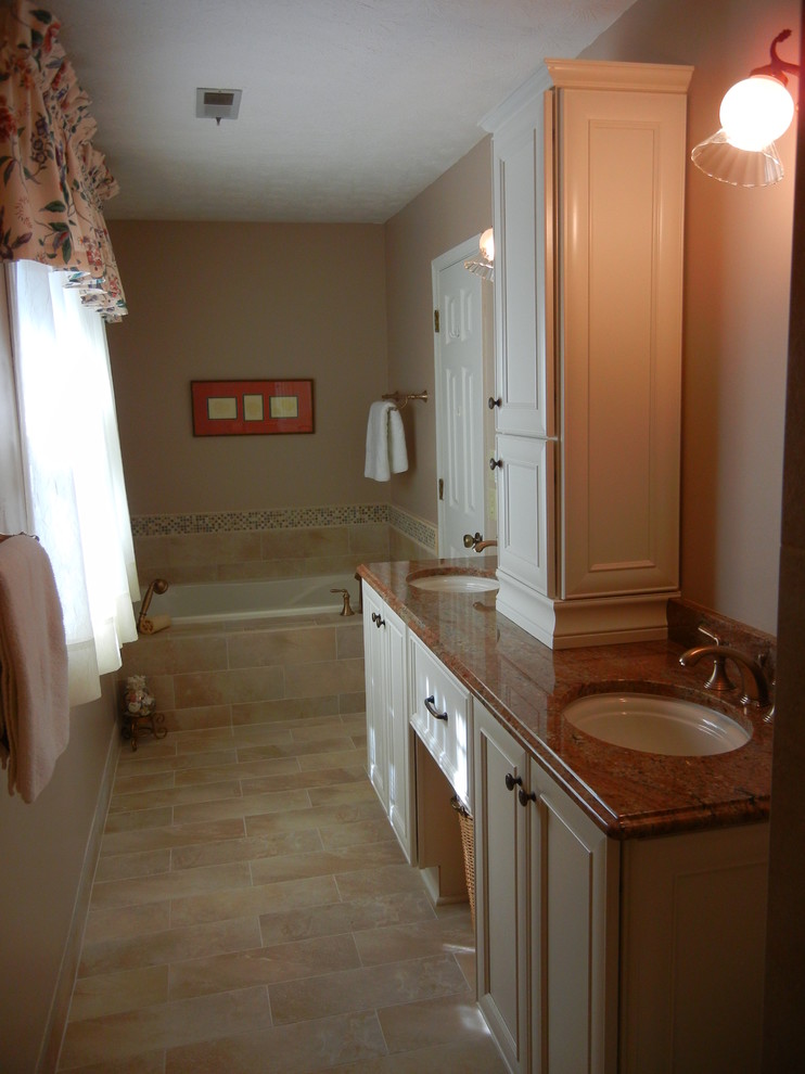 Idee per una stanza da bagno tradizionale con doccia alcova e piastrelle beige
