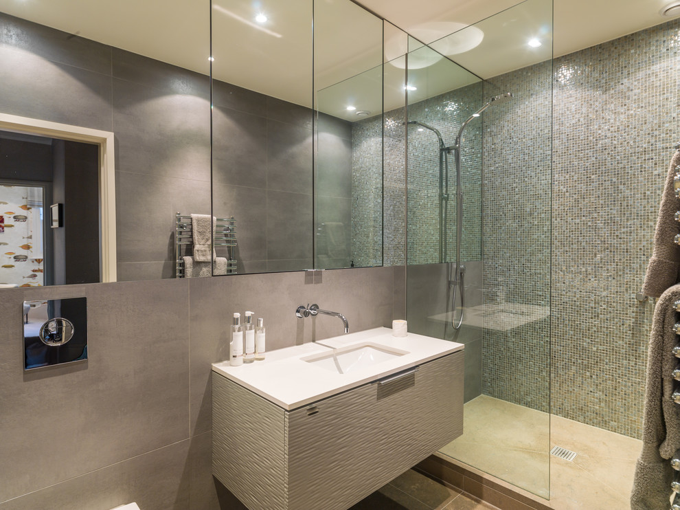 Idéer för mellanstora funkis en-suite badrum, med möbel-liknande, beige skåp, en öppen dusch, flerfärgad kakel, mosaik, beige väggar, kalkstensgolv, ett väggmonterat handfat, marmorbänkskiva, beiget golv och med dusch som är öppen