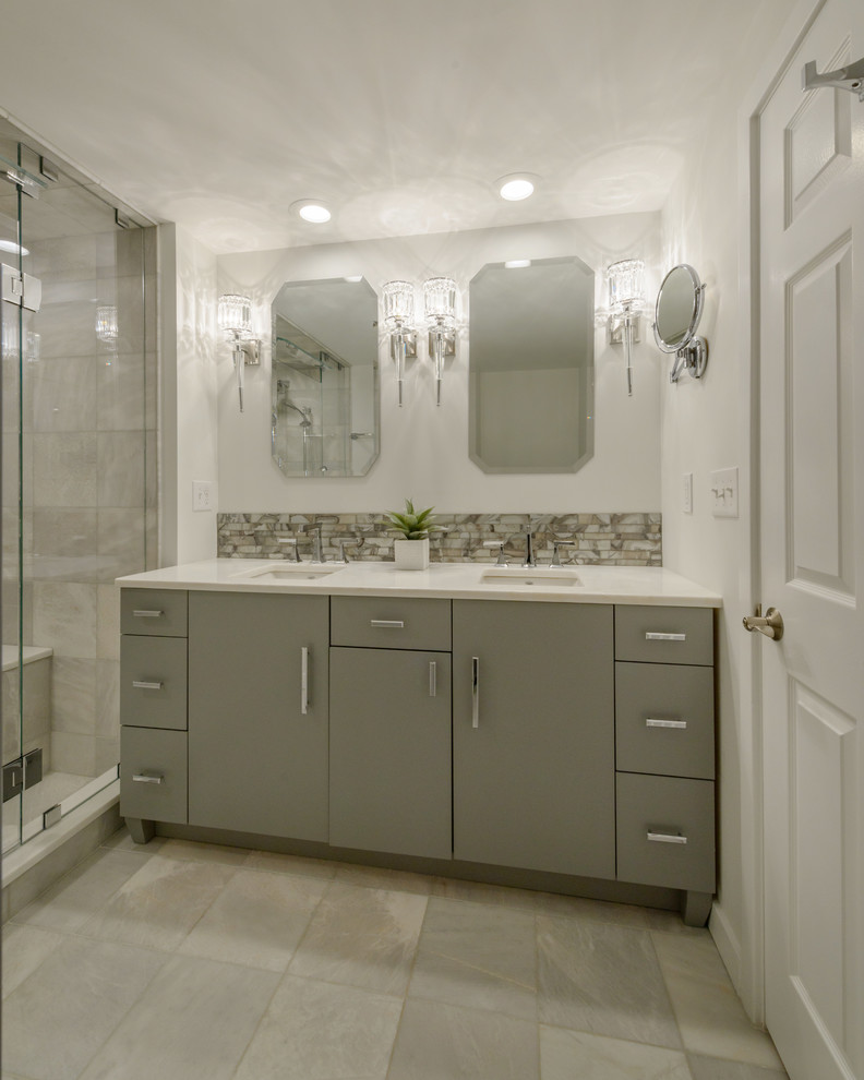 Источник вдохновения для домашнего уюта: главная ванная комната среднего размера в стиле неоклассика (современная классика) с плоскими фасадами, серыми фасадами, душем в нише, раздельным унитазом, серой плиткой, керамической плиткой, белыми стенами, полом из керамической плитки, врезной раковиной, мраморной столешницей, серым полом и душем с распашными дверями