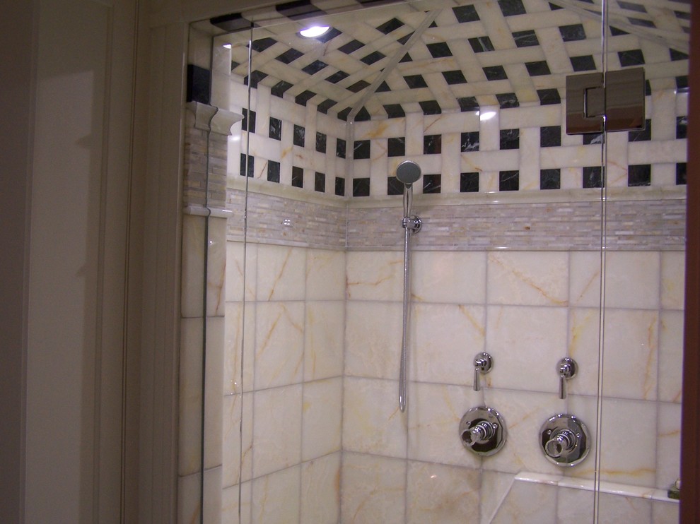 Пример оригинального дизайна: ванная комната с душем без бортиков, каменной плиткой и полом из галечной плитки