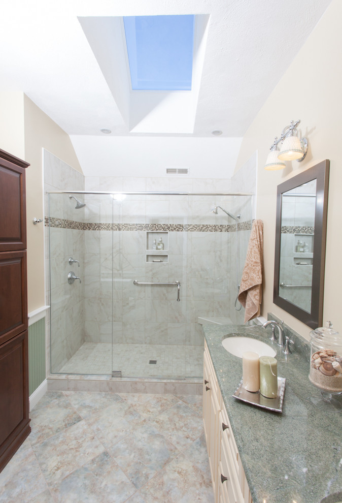 Свежая идея для дизайна: главная ванная комната среднего размера в современном стиле с врезной раковиной, столешницей из гранита, открытым душем, раздельным унитазом, белой плиткой, бежевыми стенами и мраморным полом - отличное фото интерьера