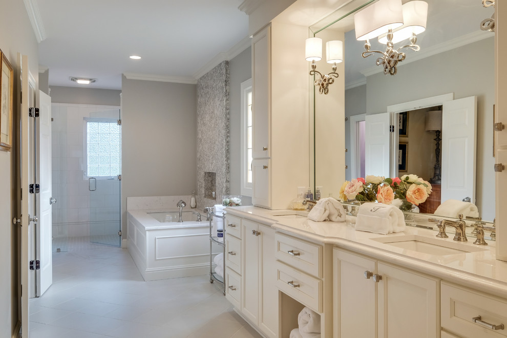 Immagine di una stanza da bagno contemporanea con ante con bugna sagomata, ante beige, piastrelle grigie e top in quarzite