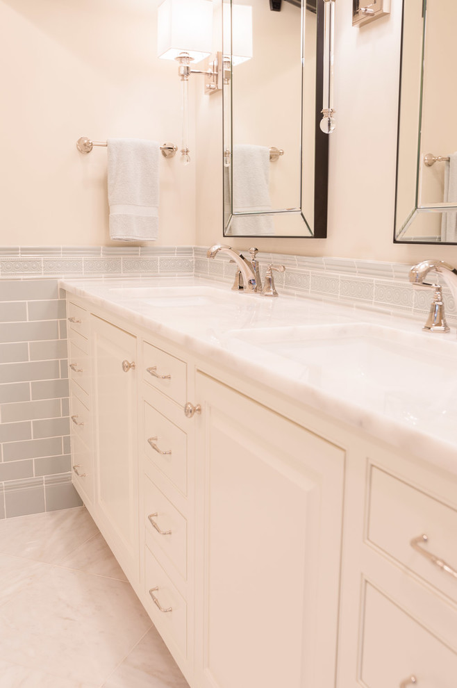 Inspiration för mellanstora klassiska en-suite badrum, med luckor med upphöjd panel, vita skåp, ett fristående badkar, en dusch i en alkov, en toalettstol med hel cisternkåpa, grön kakel, keramikplattor, vita väggar, marmorgolv, ett integrerad handfat och marmorbänkskiva