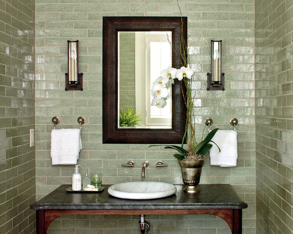 Modelo de cuarto de baño campestre grande con puertas de armario de madera en tonos medios, baldosas y/o azulejos verdes, paredes verdes, aseo y ducha, lavabo con pedestal y encimera de mármol