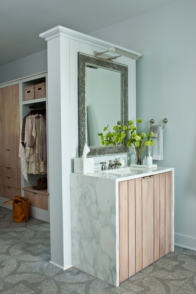 Стильный дизайн: ванная комната в стиле неоклассика (современная классика) с светлыми деревянными фасадами, синими стенами, мраморной столешницей и врезной раковиной - последний тренд