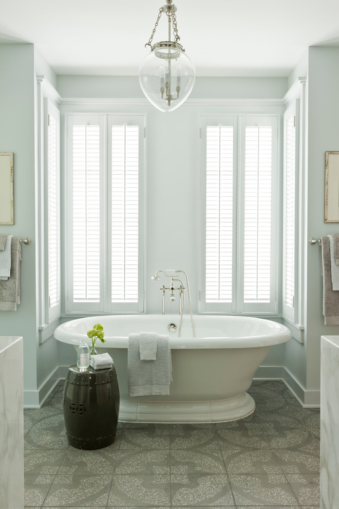Стильный дизайн: большая главная ванная комната в стиле кантри с отдельно стоящей ванной, серой плиткой, синими стенами и мраморной столешницей - последний тренд
