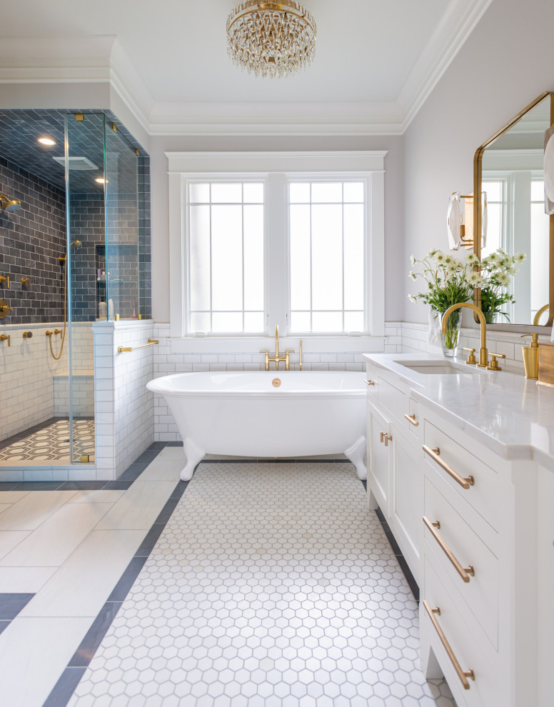 Идея дизайна: главная ванная комната в стиле неоклассика (современная классика) с фасадами в стиле шейкер, белыми фасадами, ванной на ножках, угловым душем, серой плиткой, белой плиткой, плиткой кабанчик, серыми стенами, полом из мозаичной плитки, врезной раковиной, белым полом и белой столешницей