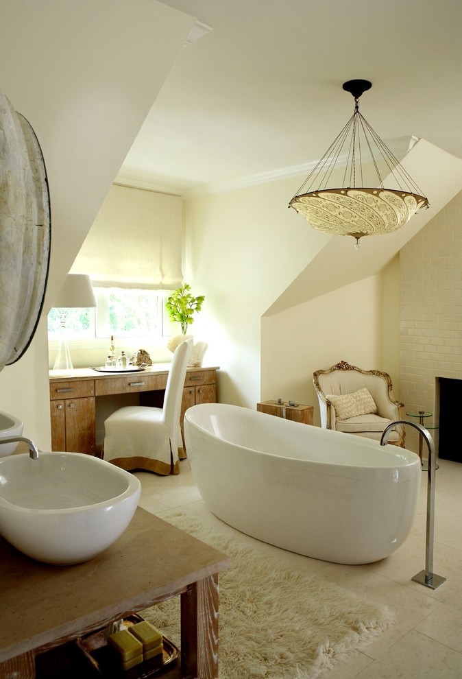 Идея дизайна: ванная комната в классическом стиле с настольной раковиной, отдельно стоящей ванной, бежевой плиткой и плиткой кабанчик