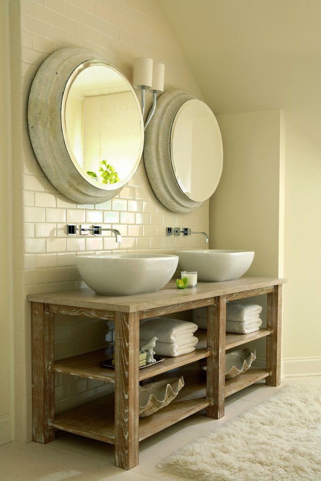 Inspiration pour une salle de bain traditionnelle avec une vasque, un placard sans porte, un plan de toilette en bois, un carrelage beige, un carrelage métro et un plan de toilette beige.