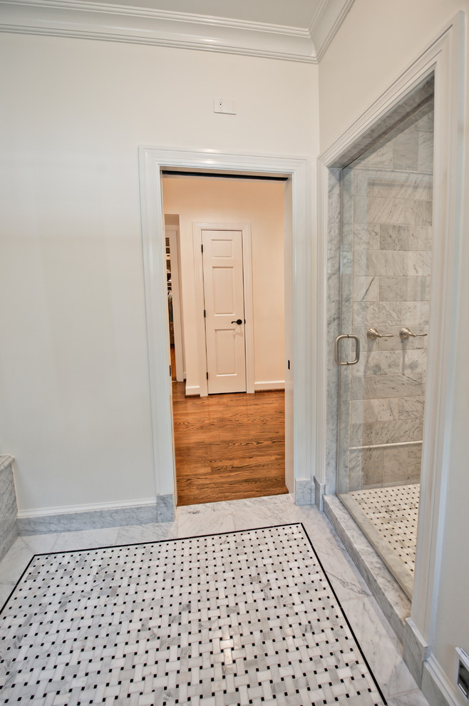 На фото: огромная главная ванная комната в стиле неоклассика (современная классика) с японской ванной, душем в нише, белой плиткой, каменной плиткой, белыми стенами и полом из мозаичной плитки с
