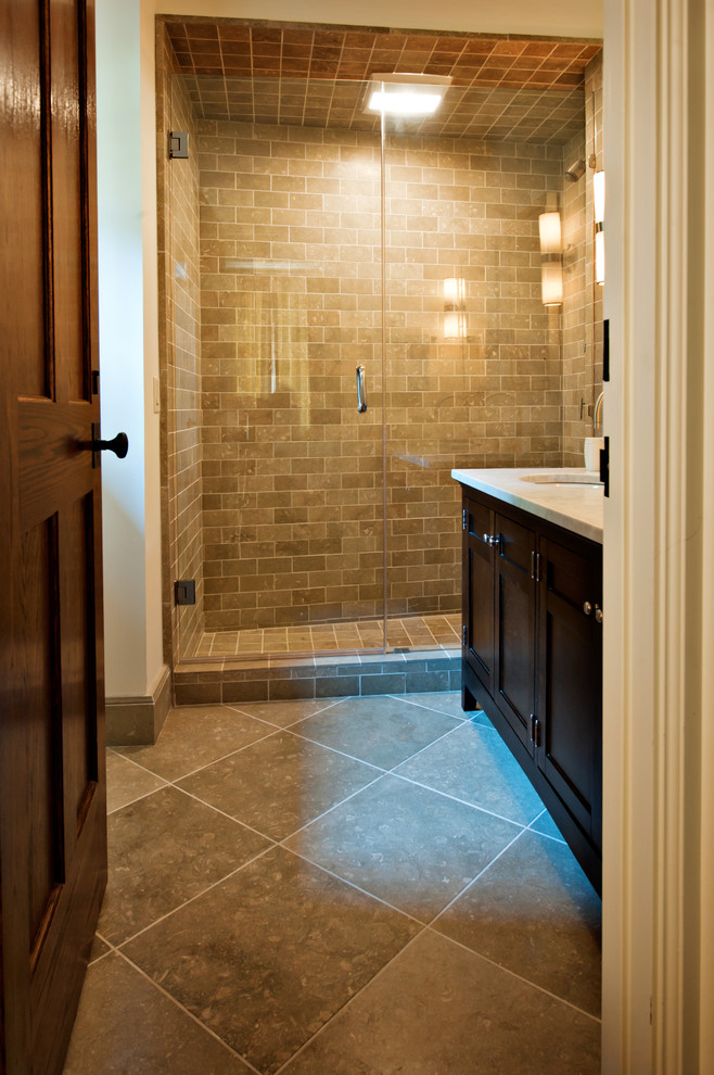 Aménagement d'une grande douche en alcôve principale classique en bois foncé avec un lavabo encastré, un placard à porte shaker, un plan de toilette en marbre, un carrelage beige, des carreaux en terre cuite et un mur blanc.