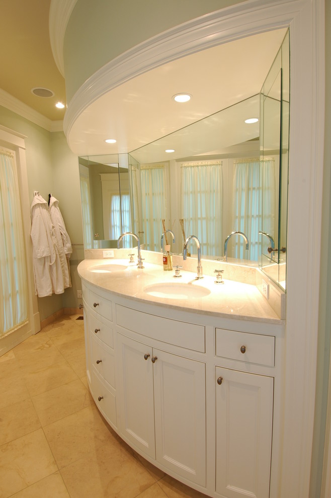 Immagine di una grande stanza da bagno padronale chic con lavabo sottopiano, ante in stile shaker, ante bianche, top in marmo, vasca freestanding, pareti verdi e pavimento in travertino