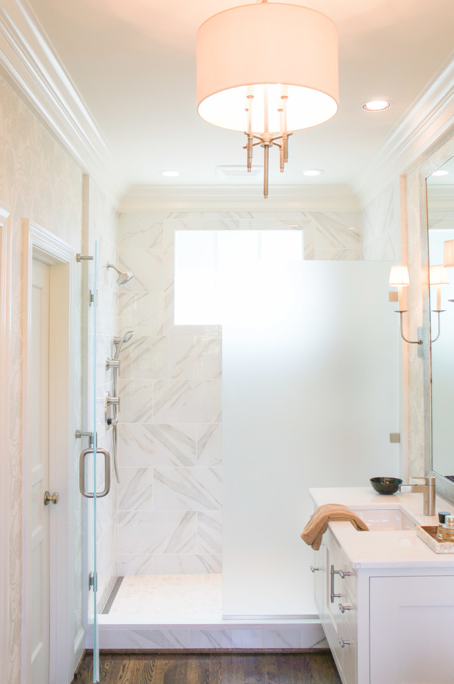 Exemple d'une grande salle de bain principale chic en bois brun avec un lavabo encastré, un placard en trompe-l'oeil, un plan de toilette en onyx, un bain japonais, WC à poser, un carrelage blanc, mosaïque, un mur blanc et un sol en carrelage de céramique.