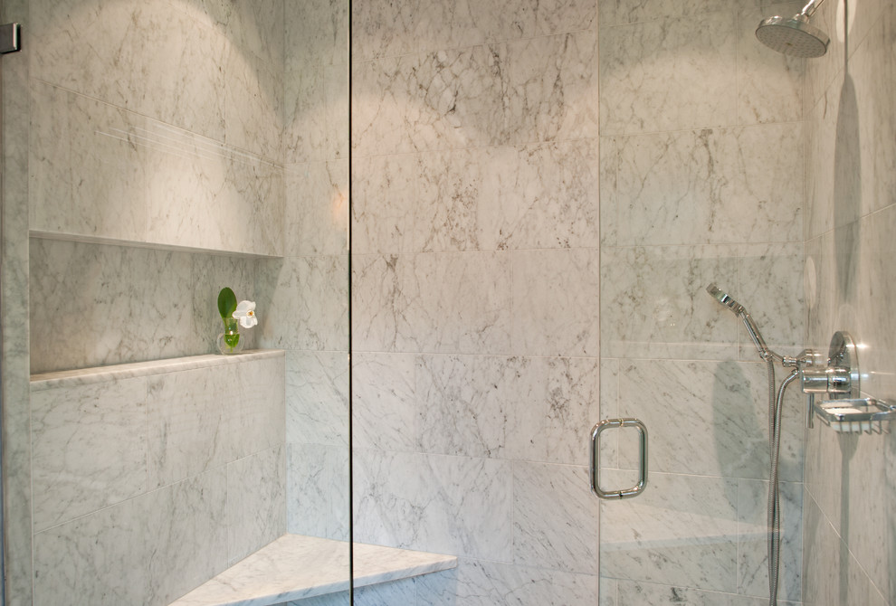 Réalisation d'une grande salle de bain tradition avec un lavabo encastré, un placard à porte shaker, des portes de placard blanches, un plan de toilette en marbre, WC à poser, un carrelage blanc, un carrelage de pierre, un mur blanc et un sol en marbre.