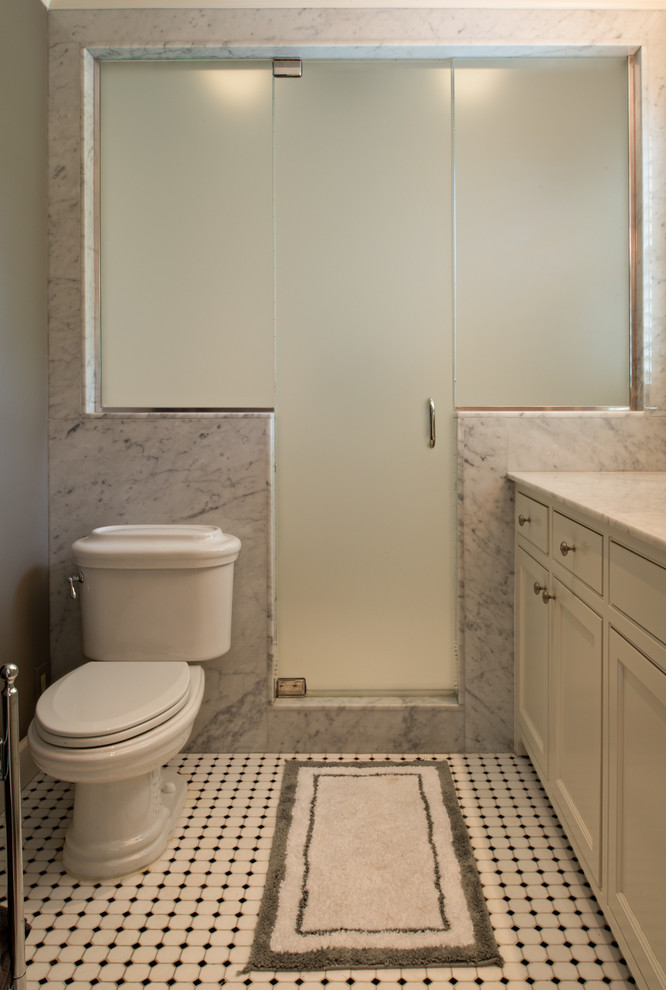 Пример оригинального дизайна: большая ванная комната в стиле неоклассика (современная классика) с врезной раковиной, фасадами в стиле шейкер, белыми фасадами, мраморной столешницей, душем в нише, унитазом-моноблоком, коричневыми стенами, полом из керамической плитки и душевой кабиной