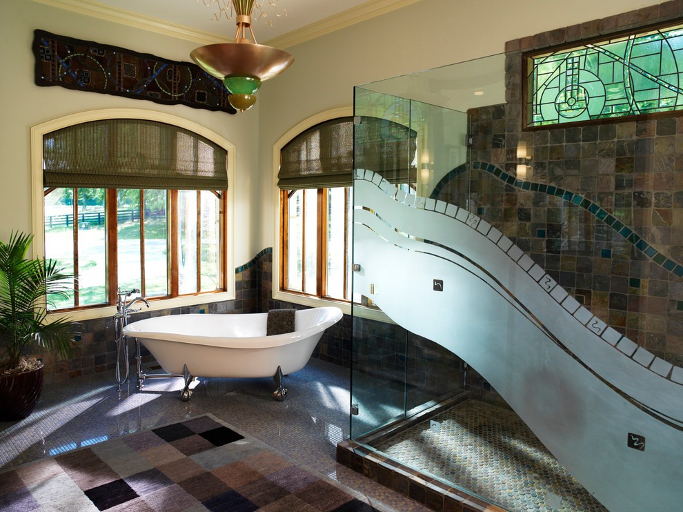 Свежая идея для дизайна: ванная комната в классическом стиле с ванной на ножках, душем в нише и коричневой плиткой - отличное фото интерьера