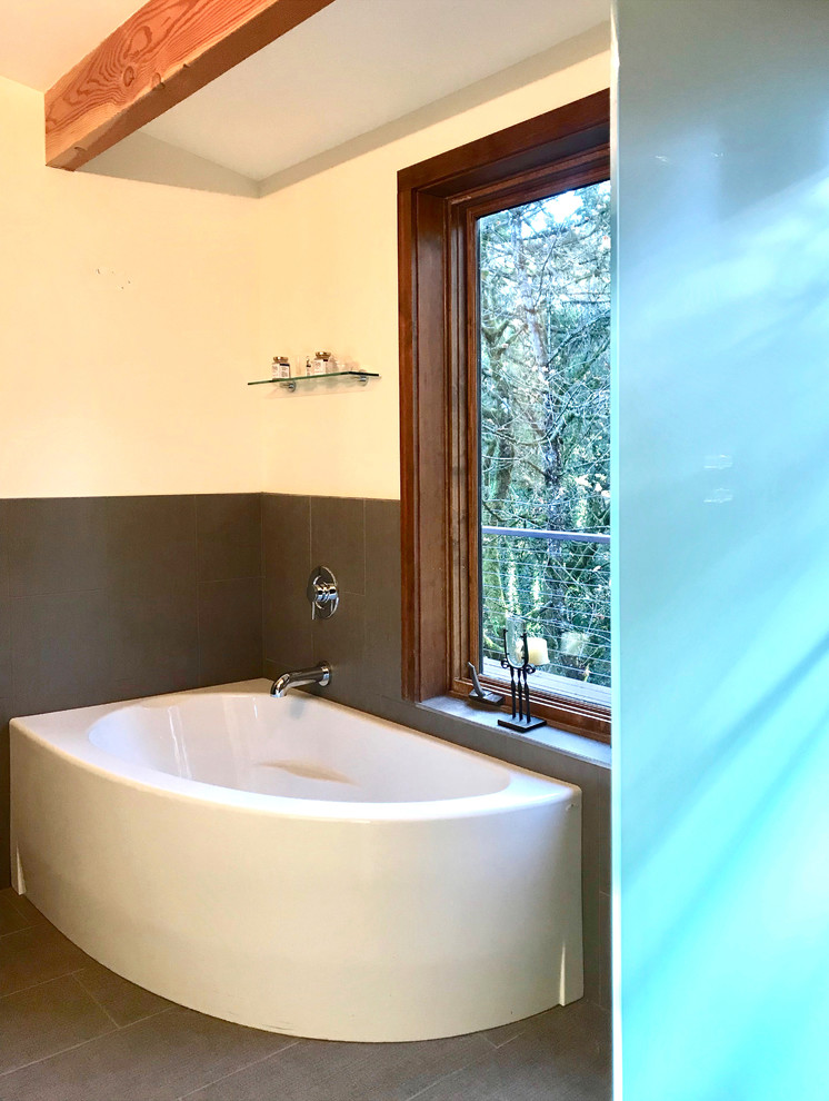 На фото: главная ванная комната среднего размера в стиле неоклассика (современная классика) с плоскими фасадами, белыми фасадами, угловой ванной, душем без бортиков, коричневой плиткой, плиткой мозаикой, разноцветными стенами, полом из керамогранита, настольной раковиной, столешницей из гранита, серым полом, открытым душем, белой столешницей и раздельным унитазом