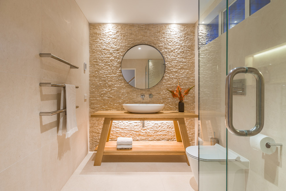 Modernes Badezimmer mit Wandtoilette, weißen Fliesen, weißer Wandfarbe, Aufsatzwaschbecken und weißem Boden in Auckland