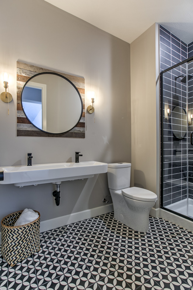 Aménagement d'une salle de bain campagne de taille moyenne avec WC séparés, un carrelage gris, des carreaux de porcelaine, un mur gris, un sol en carrelage de porcelaine, une grande vasque et un sol multicolore.
