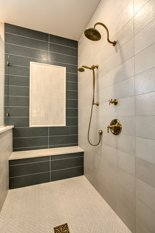 Пример оригинального дизайна: большая главная ванная комната в стиле кантри с фасадами с утопленной филенкой, белыми фасадами, отдельно стоящей ванной, угловым душем, черно-белой плиткой, белой плиткой, керамической плиткой, серыми стенами, полом из цементной плитки, настольной раковиной, разноцветным полом, душем с распашными дверями и белой столешницей