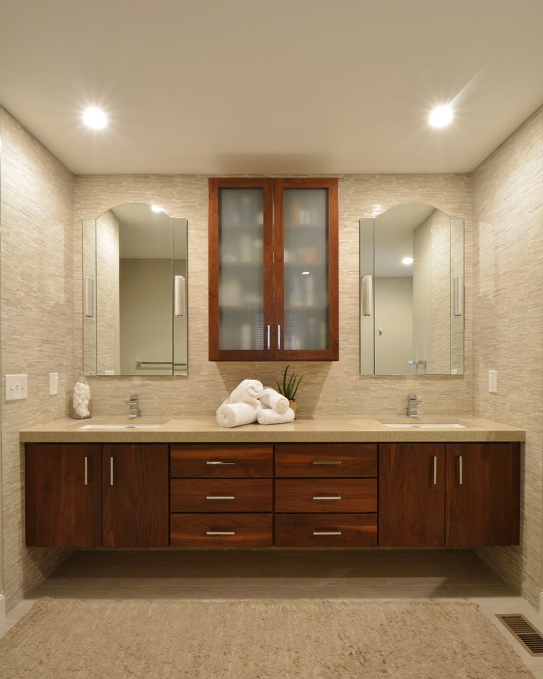Modernes Badezimmer mit Unterbauwaschbecken, flächenbündigen Schrankfronten, hellbraunen Holzschränken, Quarzwerkstein-Waschtisch, Badewanne in Nische, Duschnische und beigen Fliesen in Boston