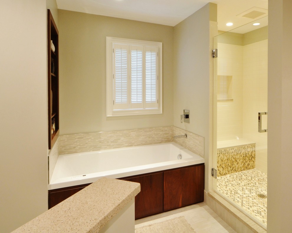 Idee per una stanza da bagno contemporanea con lavabo sottopiano, ante lisce, ante beige, top in quarzo composito, vasca ad alcova, doccia alcova, piastrelle beige e piastrelle in gres porcellanato