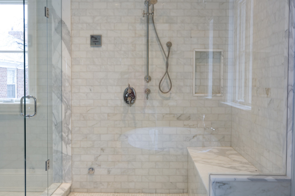 Idee per una grande stanza da bagno chic con vasca freestanding, doccia ad angolo, piastrelle bianche, piastrelle in pietra e pavimento in marmo