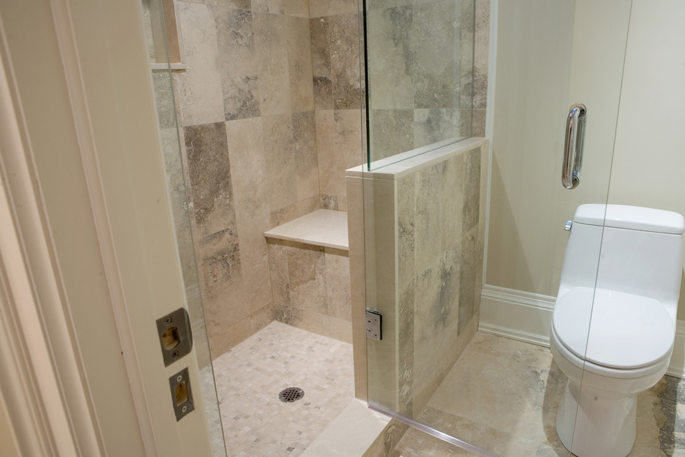 Cette image montre une douche en alcôve traditionnelle de taille moyenne avec un plan de toilette en marbre, un carrelage blanc, mosaïque et un sol en travertin.