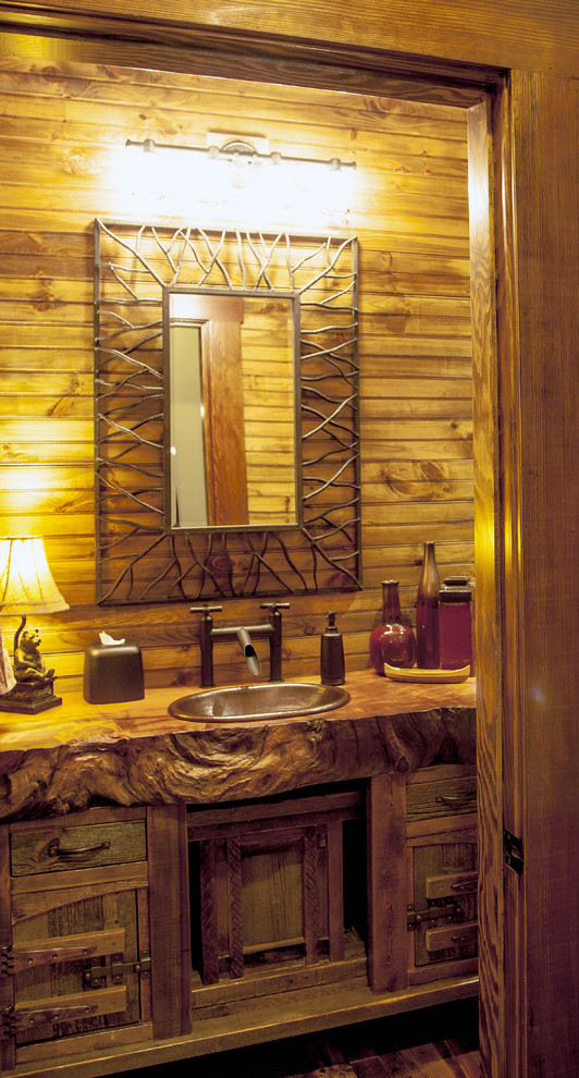 Imagen de cuarto de baño rústico pequeño con armarios tipo mueble, puertas de armario de madera en tonos medios, suelo de madera en tonos medios, aseo y ducha, lavabo encastrado, encimera de madera y suelo marrón