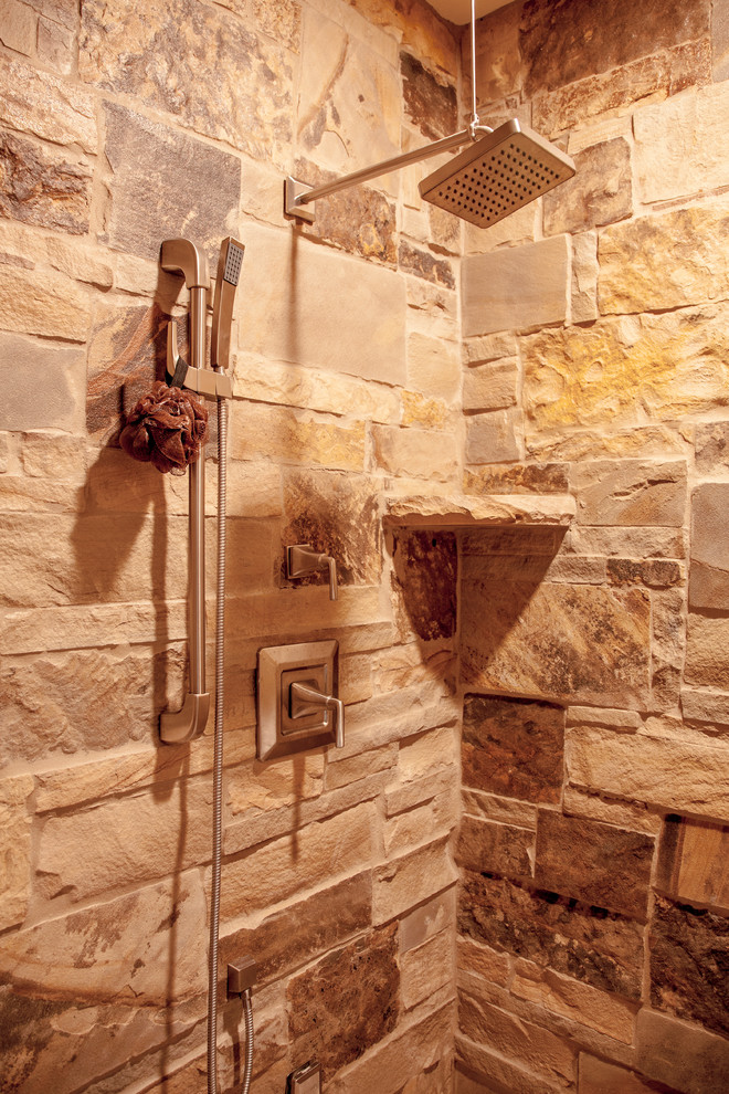 Exempel på ett litet rustikt en-suite badrum, med möbel-liknande, beige skåp, ett fristående badkar, en hörndusch, vita väggar, klinkergolv i porslin, ett nedsänkt handfat, bänkskiva i betong, grått golv och med dusch som är öppen