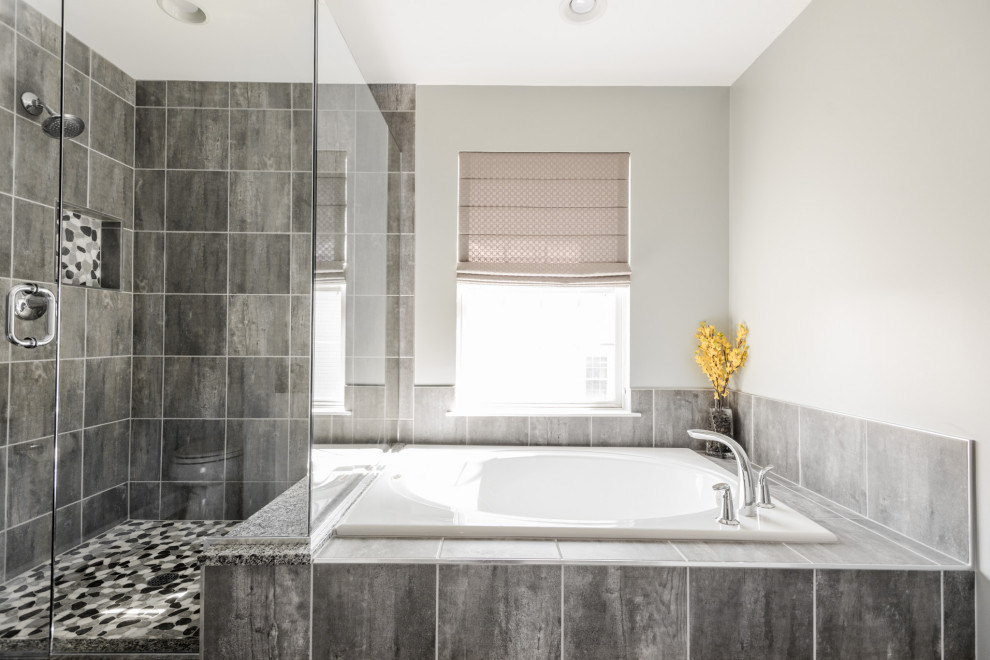Foto på ett stort vintage flerfärgad en-suite badrum, med vita skåp, ett platsbyggt badkar, en hörndusch, grå kakel och granitbänkskiva