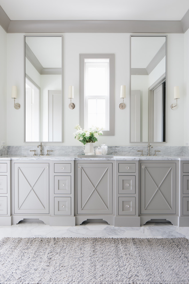 Imagen de cuarto de baño clásico renovado con puertas de armario beige, paredes blancas, lavabo bajoencimera, suelo blanco, encimeras grises y armarios con paneles empotrados