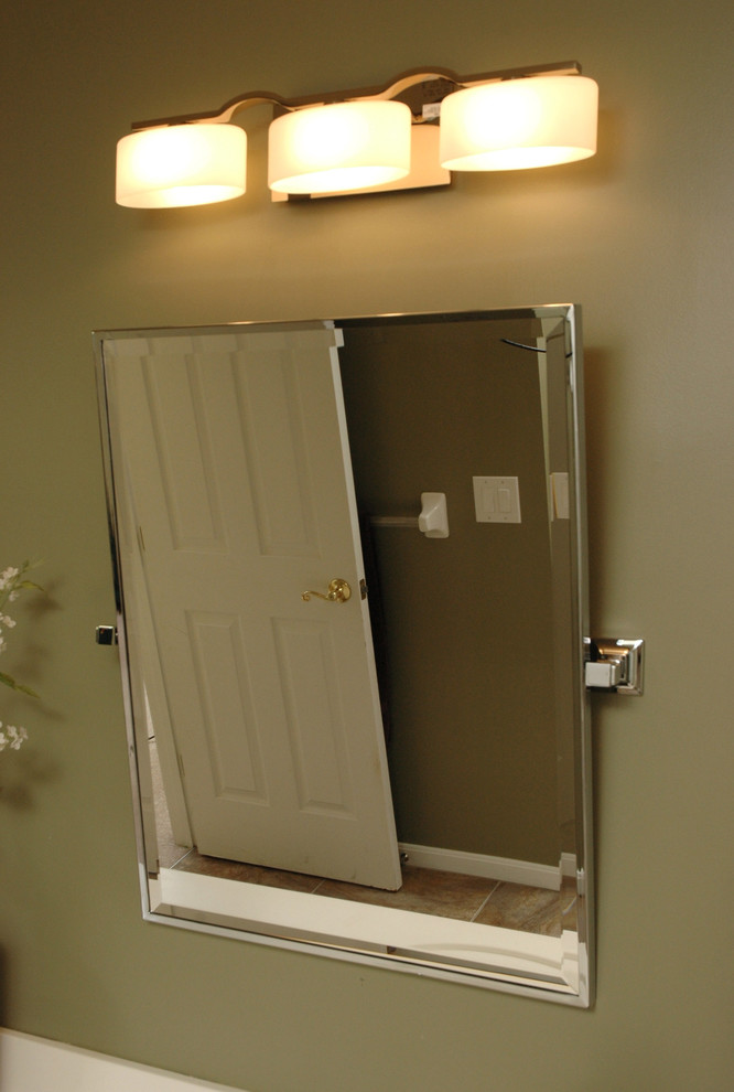Modern inredning av ett mellanstort en-suite badrum, med ett undermonterad handfat, luckor med upphöjd panel, vita skåp, laminatbänkskiva, ett fristående badkar, en dusch i en alkov, en toalettstol med hel cisternkåpa, beige kakel, cementkakel, gröna väggar och klinkergolv i keramik
