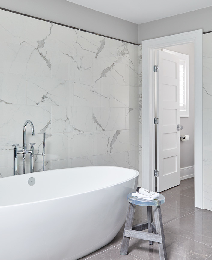 Bild på ett stort funkis en-suite badrum, med ett fristående badkar, en kantlös dusch, svart och vit kakel, keramikplattor, grå väggar, marmorgolv, grått golv och med dusch som är öppen