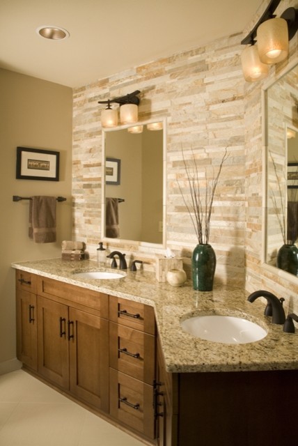 Inspiration för ett mellanstort funkis badrum, med ett undermonterad handfat, träbänkskiva, beige kakel, stenkakel, beige väggar och klinkergolv i porslin