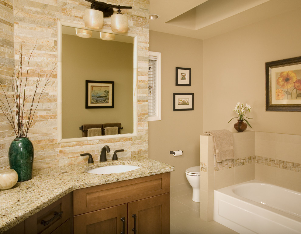 Cette photo montre une salle de bain tendance de taille moyenne avec un lavabo encastré, un placard avec porte à panneau encastré, un plan de toilette en quartz modifié, une baignoire en alcôve, WC séparés, un carrelage beige, un mur beige et un sol en carrelage de porcelaine.