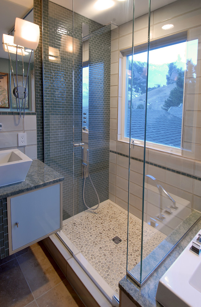 Ispirazione per una stanza da bagno contemporanea con lavabo a bacinella, ante lisce, ante in legno chiaro, top in granito, vasca da incasso, doccia ad angolo, piastrelle verdi e piastrelle di vetro