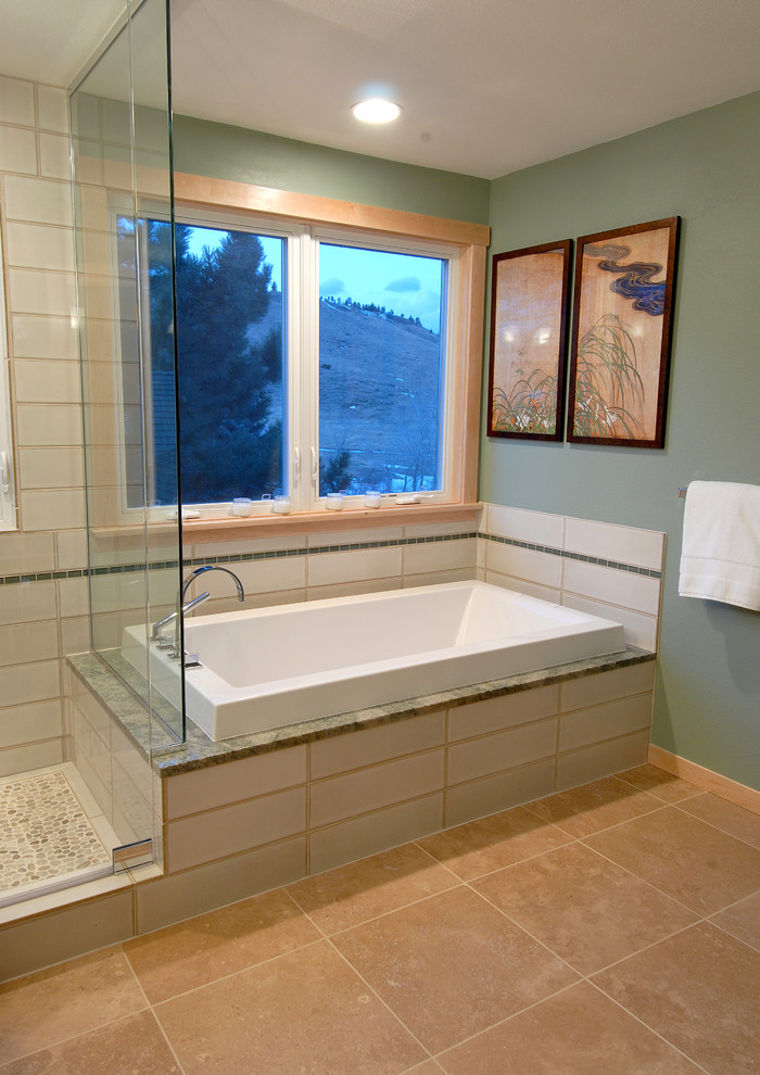 Стильный дизайн: ванная комната в современном стиле с настольной раковиной, плоскими фасадами, светлыми деревянными фасадами, столешницей из гранита, накладной ванной, угловым душем, зеленой плиткой и стеклянной плиткой - последний тренд