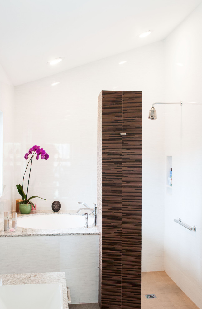 На фото: главная ванная комната среднего размера в стиле модернизм с плоскими фасадами, белыми фасадами, японской ванной, душем без бортиков, раздельным унитазом, белой плиткой, стеклянной плиткой, белыми стенами, полом из керамогранита, настольной раковиной, столешницей из искусственного кварца, коричневым полом, открытым душем, разноцветной столешницей, тумбой под одну раковину и подвесной тумбой