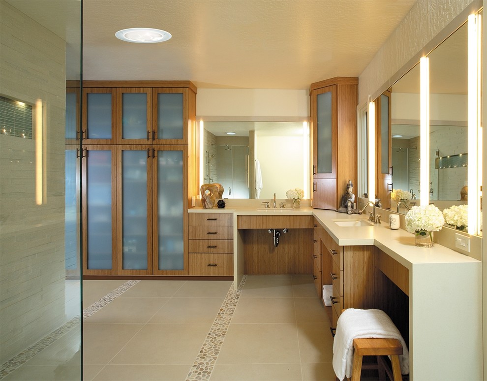На фото: большая главная ванная комната в современном стиле с подвесной раковиной, стеклянными фасадами, светлыми деревянными фасадами, столешницей из гранита, угловым душем, белой плиткой, галечной плиткой, белыми стенами и полом из галечной плитки с