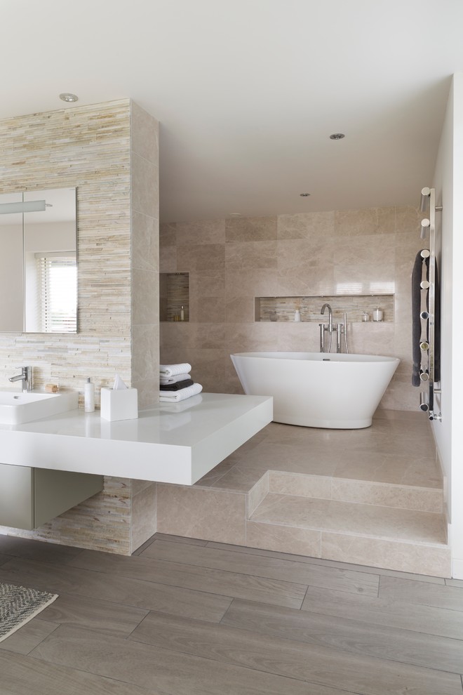 Свежая идея для дизайна: ванная комната в современном стиле с акцентной стеной - отличное фото интерьера