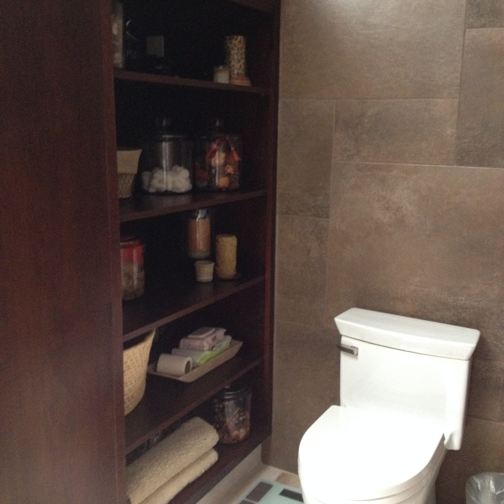Inredning av ett rustikt stort en-suite badrum, med ett undermonterad handfat, släta luckor, skåp i mörkt trä, granitbänkskiva, en kantlös dusch, en toalettstol med separat cisternkåpa, brun kakel, porslinskakel, bruna väggar och klinkergolv i porslin