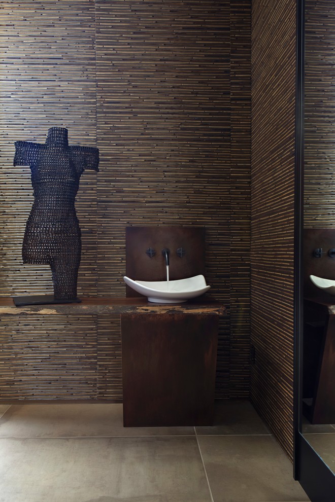 Diseño de cuarto de baño actual grande con puertas de armario con efecto envejecido, paredes marrones, suelo de piedra caliza, aseo y ducha y suelo beige